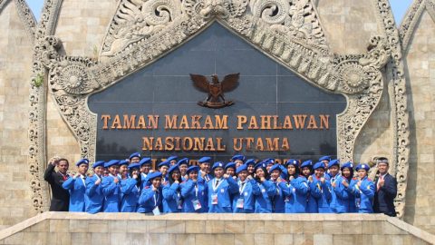 Siswa SMA Presiden Ziarah Taman Makam Pahlawan