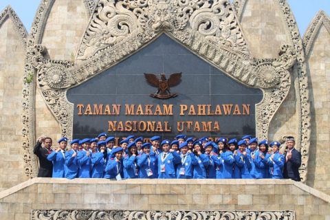 Siswa SMA Presiden Ziarah Taman Makam Pahlawan