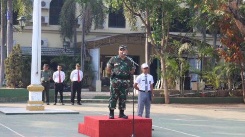 Letnan Kolonel Inf. Perry Sandhi Sitompul sebagai Pembina Upacara di SMA Presiden