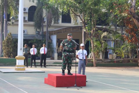 Letnan Kolonel Inf. Perry Sandhi Sitompul sebagai Pembina Upacara di SMA Presiden